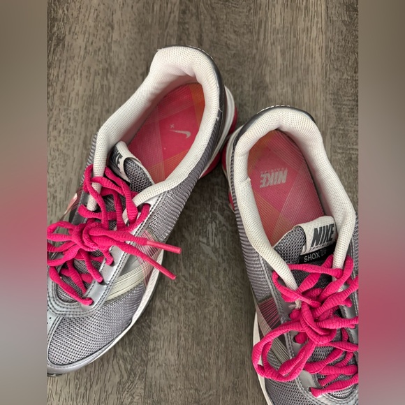Nike Shox 09’ Metallic Grey & Pink Women’s Running Shoes size 7.5 - Picture 10 of 13